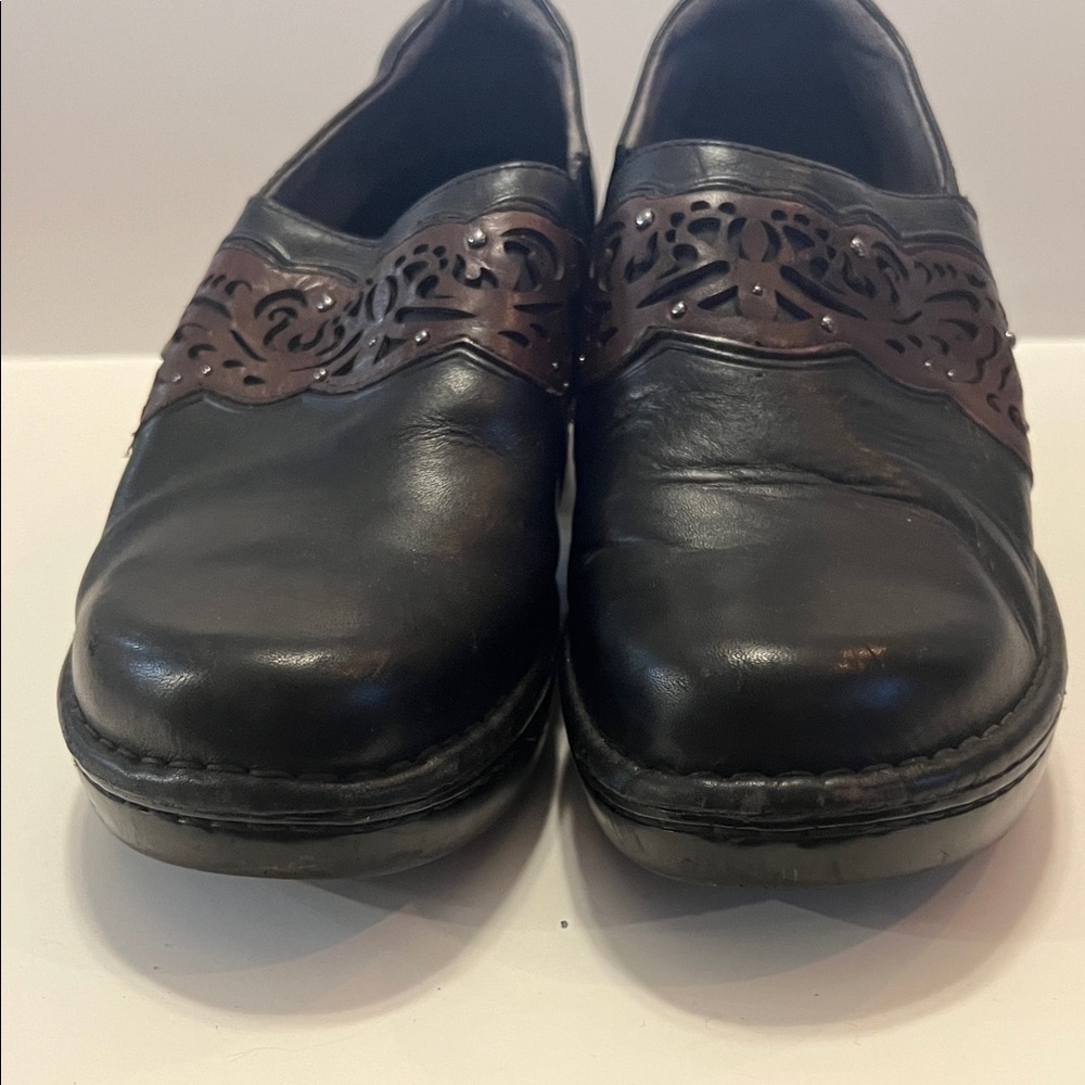 Ariat Tambour leather Women's Black clogs with a brown laser-cut overlay
Sz 8.5 - Picture 9 of 14